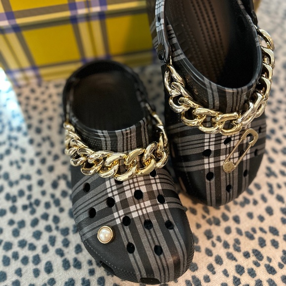 Exclusive Clueless Crocs - W8/M6 - Picture 1 of 5